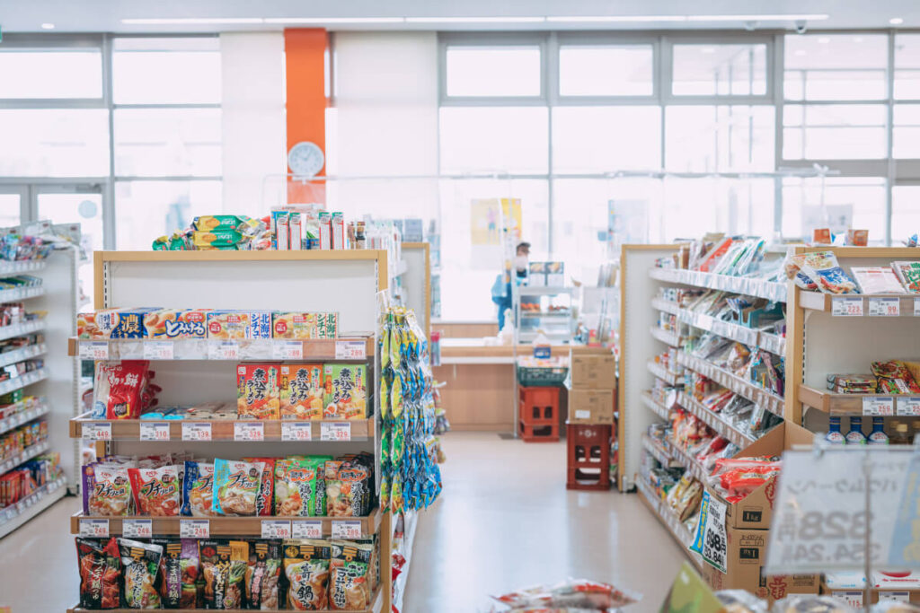 「市販のお菓子が売られているスーパー」のイメージ画像